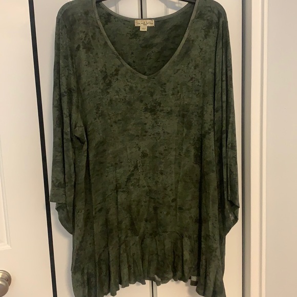 live and let live Tops - Green tie die ruffle hem 3/4 top